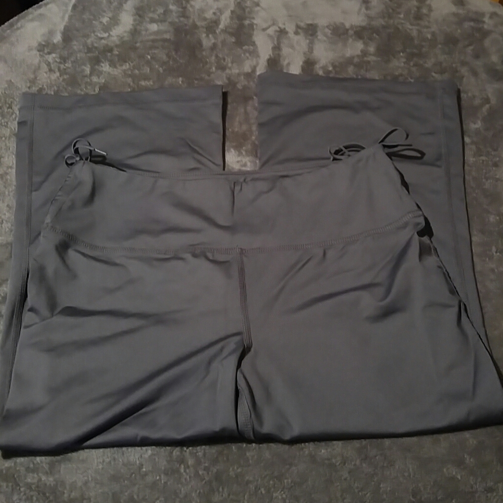 Lady Foot Locker Gray Active Cropped Pant Size M
